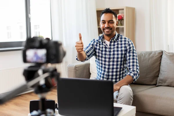 Blogger masculino con videoblogging de cámara en casa — Foto de Stock