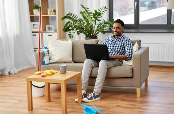 Man met laptop computer na thuis reiniging — Stockfoto