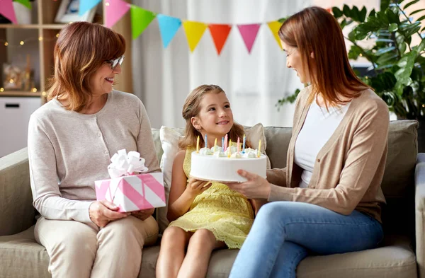 Mãe, filha e avó no aniversário — Fotografia de Stock