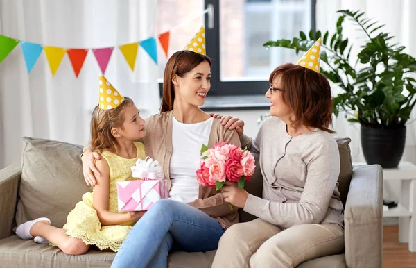 Tochter mit Geschenkbox grüßt Mutter zum Geburtstag — Stockfoto