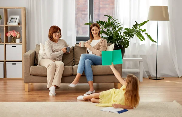 Família feminina feliz passar o tempo em casa — Fotografia de Stock