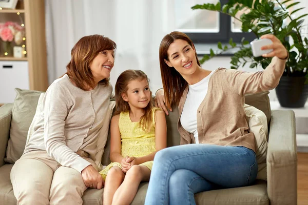 Mutter, Tochter und Großmutter machen Selfie — Stockfoto