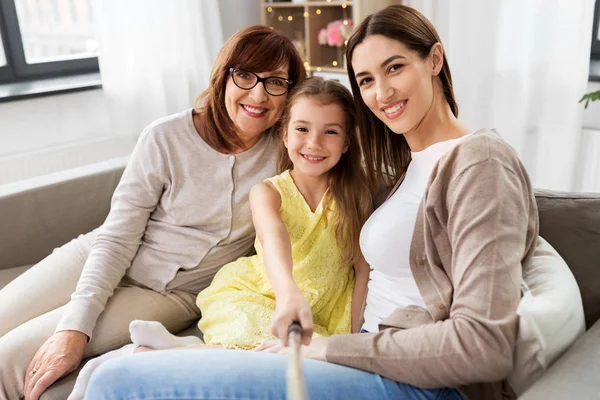 Anya, lánya és nagymamája szelfit készít — Stock Fotó