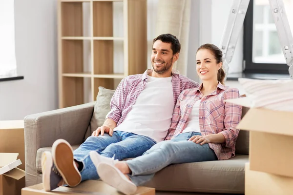 Couple heureux avec des boîtes déménageant dans une nouvelle maison — Photo