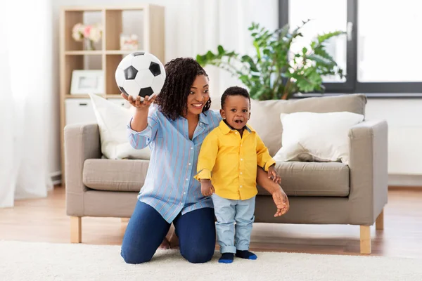 母親と赤ちゃんが自宅でサッカーボールをしています — ストック写真