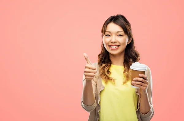 Asiático mujer bebiendo café y mostrando pulgares hasta — Foto de Stock