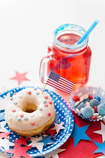 Donut with juice and candies on independence day — Stock Photo, Image