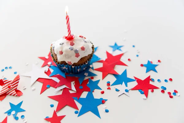 Cupcake com vela e estrelas na festa de 4 de julho — Fotografia de Stock