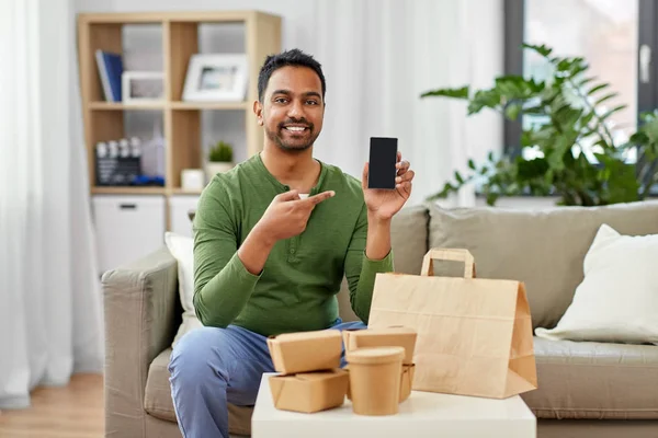 Indio hombre usando teléfono inteligente para la entrega de alimentos —  Fotos de Stock