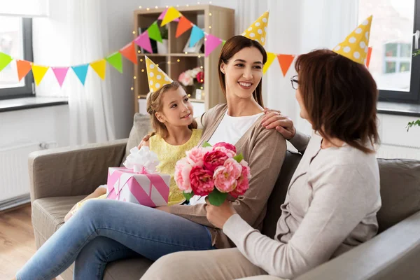 Abuela saludo madre en el cumpleaños en casa —  Fotos de Stock