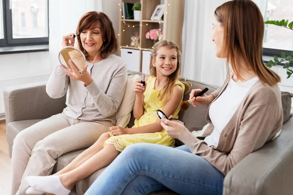 Mãe, filha e avó fazendo maquiagem — Fotografia de Stock