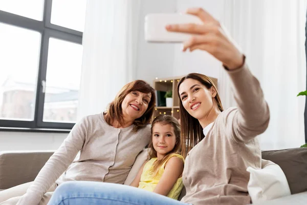 Matka, dcera a babička berou selfie — Stock fotografie