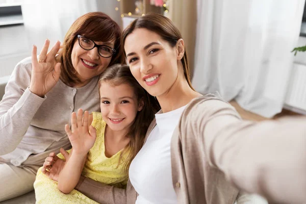 Mutter, Tochter und Großmutter machen Selfie — Stockfoto