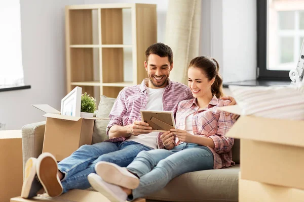 Casal feliz com caixas se movendo para nova casa — Fotografia de Stock