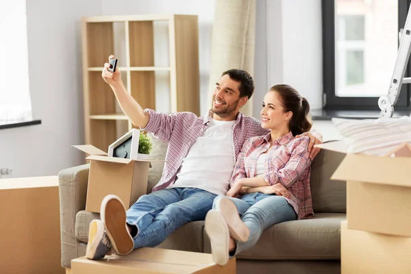 Пара бере селфі за допомогою смартфона в новому будинку — стокове фото