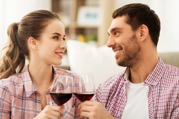 Casal feliz beber vinho tinto em casa — Fotografia de Stock