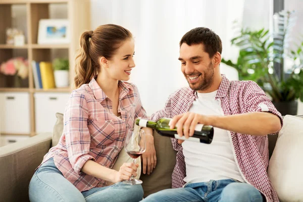 Feliz pareja bebiendo vino tinto en casa —  Fotos de Stock