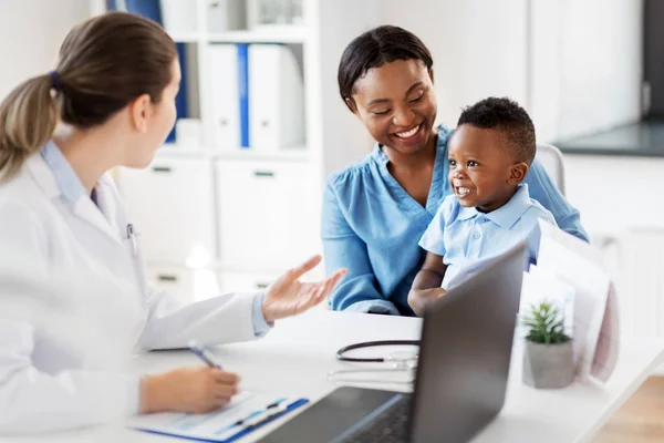 Madre feliz con hijo bebé y médico en la clínica — Foto de Stock