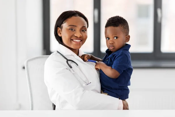 Médico o pediatra con bebé paciente en la clínica — Foto de Stock