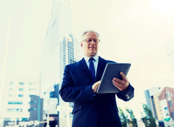 Senior businessman with tablet pc on city street — Stock Photo, Image