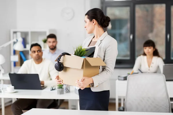 Impiegato donna con scatola di cose personali — Foto Stock