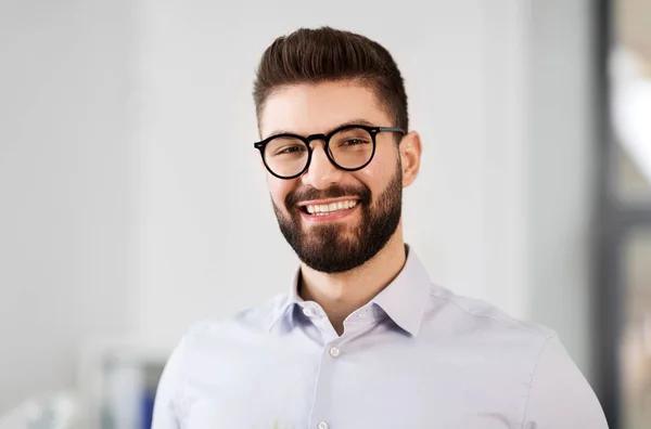 Retrato de hombre de negocios barbudo sonriente en gafas —  Fotos de Stock