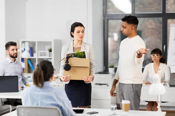 Licenziato triste donna ufficio lavoratore lasciando — Foto Stock