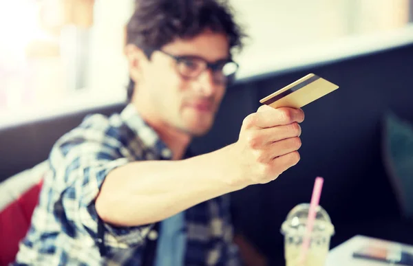 Muž placení kreditní kartou v kavárně — Stock fotografie