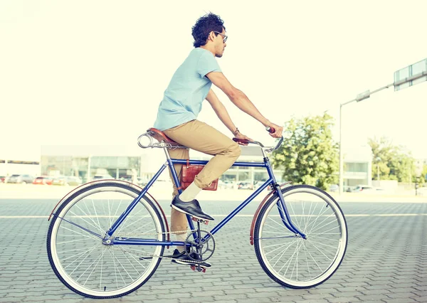 Jonge hipster man rijden vaste versnelling fiets — Stockfoto