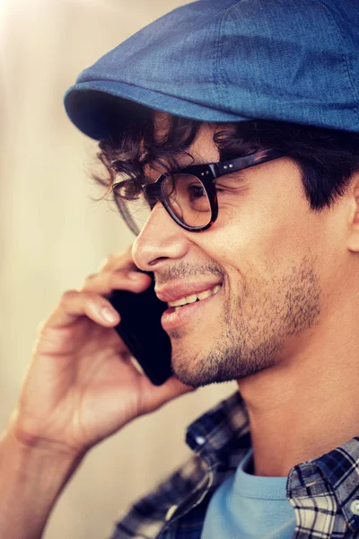 Primer plano de hipster hombre llamando en el teléfono inteligente — Foto de Stock