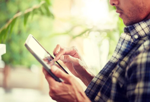 Close up van man met tablet pc — Stockfoto