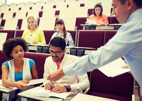 Lehrer gibt Schülern Tests in Vorlesung — Stockfoto