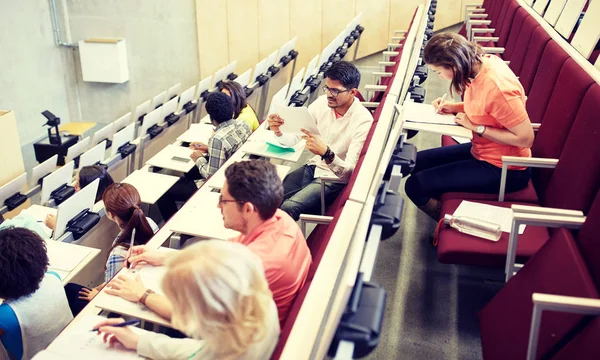 Grupp elever skriver test på föreläsningssal — Stockfoto