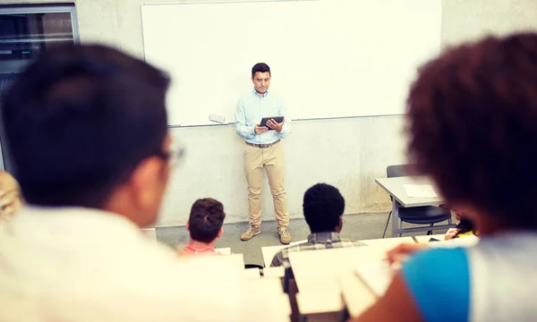 Schüler und Lehrer mit Tablet-PC bei Vorlesung — Stockfoto