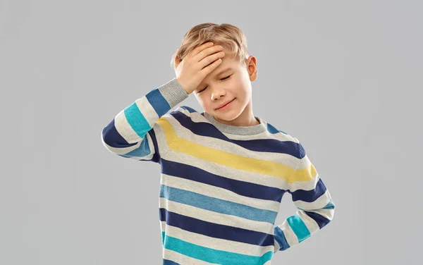 Niño enfermo en camiseta roja que sufre de dolor de cabeza —  Fotos de Stock