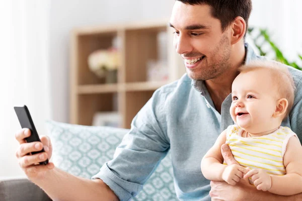 Apa baby lánya használ smartphone otthon — Stock Fotó