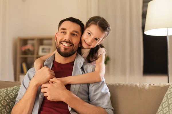 Lycklig far och lilla dotter kramas hemma — Stockfoto