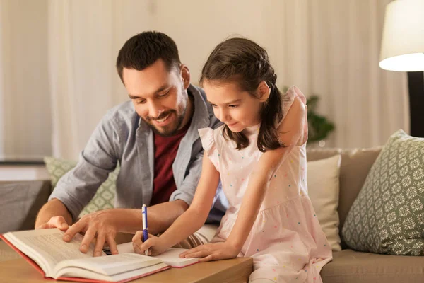 爸爸和女儿一起做作业 — 图库照片