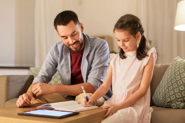 Vader en dochter samen huiswerk maken — Stockfoto