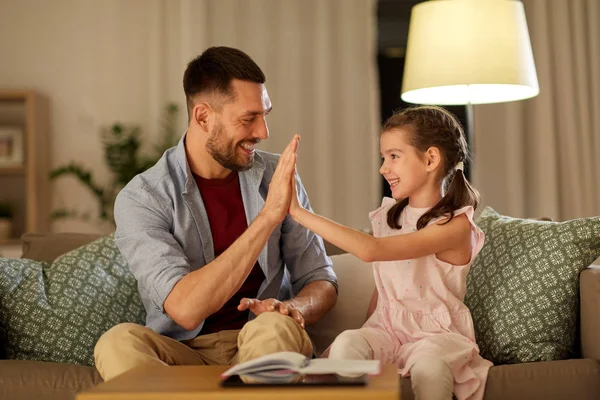 Far och dotter gör läxor tillsammans — Stockfoto