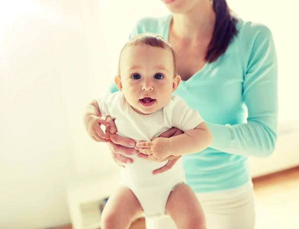 Gelukkig jong moeder met weinig baby thuis — Stockfoto