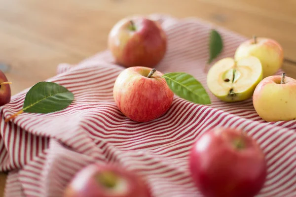 Pommes rouges mûres sur table en bois — Photo