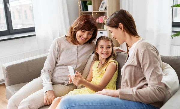 Mother, daughter and grandmother with smartphone — Stock Photo, Image