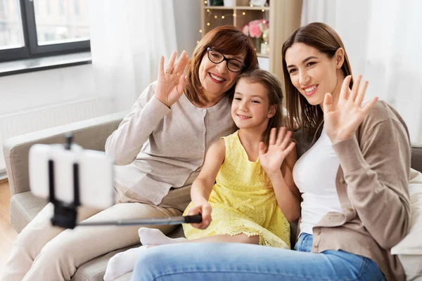 Mutter, Tochter und Großmutter machen Selfie — Stockfoto