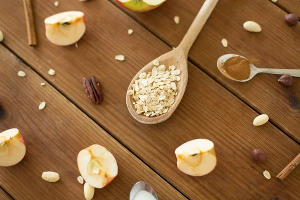 Apel, oatmeal, kayu manis, kacang dan gula — Stok Foto