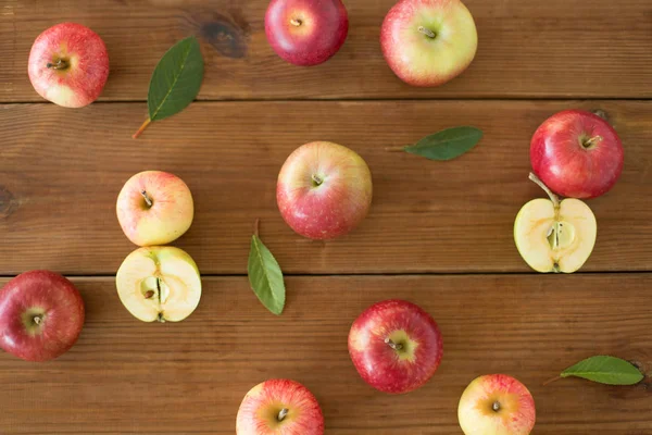 Manzanas rojas maduras sobre mesa de madera —  Fotos de Stock