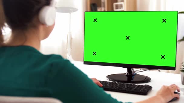 Женщина с зеленым экраном на компьютере дома — стоковое видео