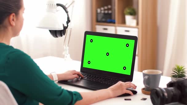 Donna con schermo verde sul computer portatile a casa — Video Stock