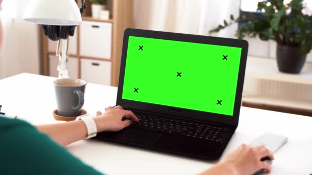 Γυναίκα με πράσινη οθόνη για το laptop στο σπίτι — Αρχείο Βίντεο