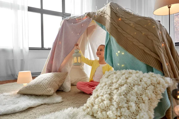 Menina com lanterna na tenda crianças em casa — Fotografia de Stock